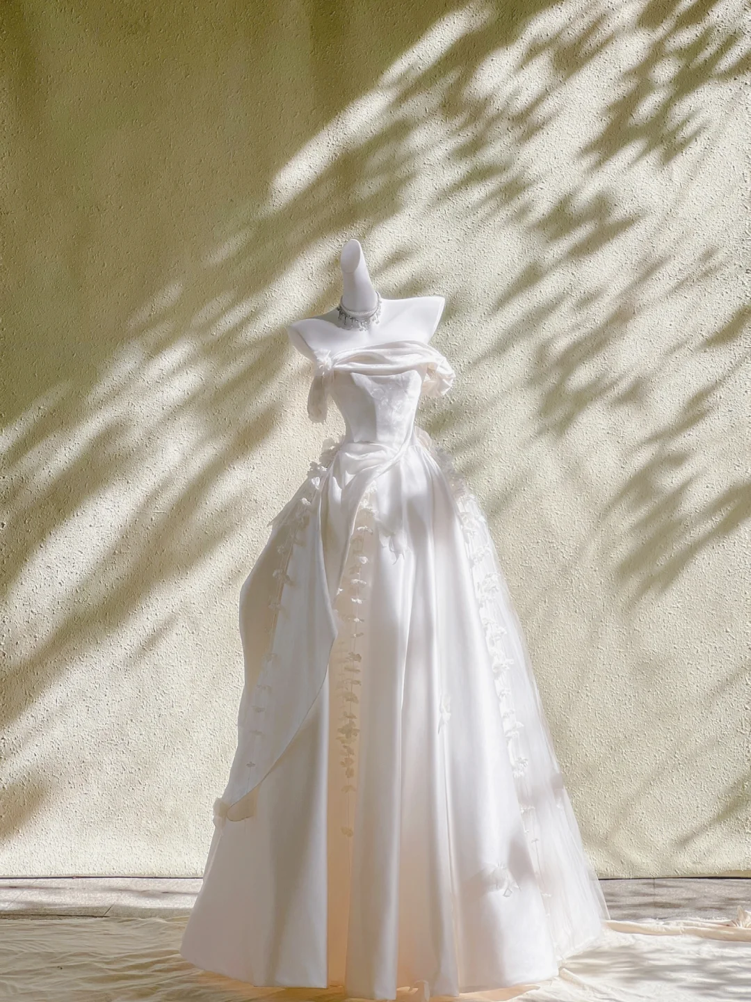 Pretty Wedding Dress Ball Gown Off The Shoulder Ivory Satin Long Wedding Dresses Bridal Gowns WD009