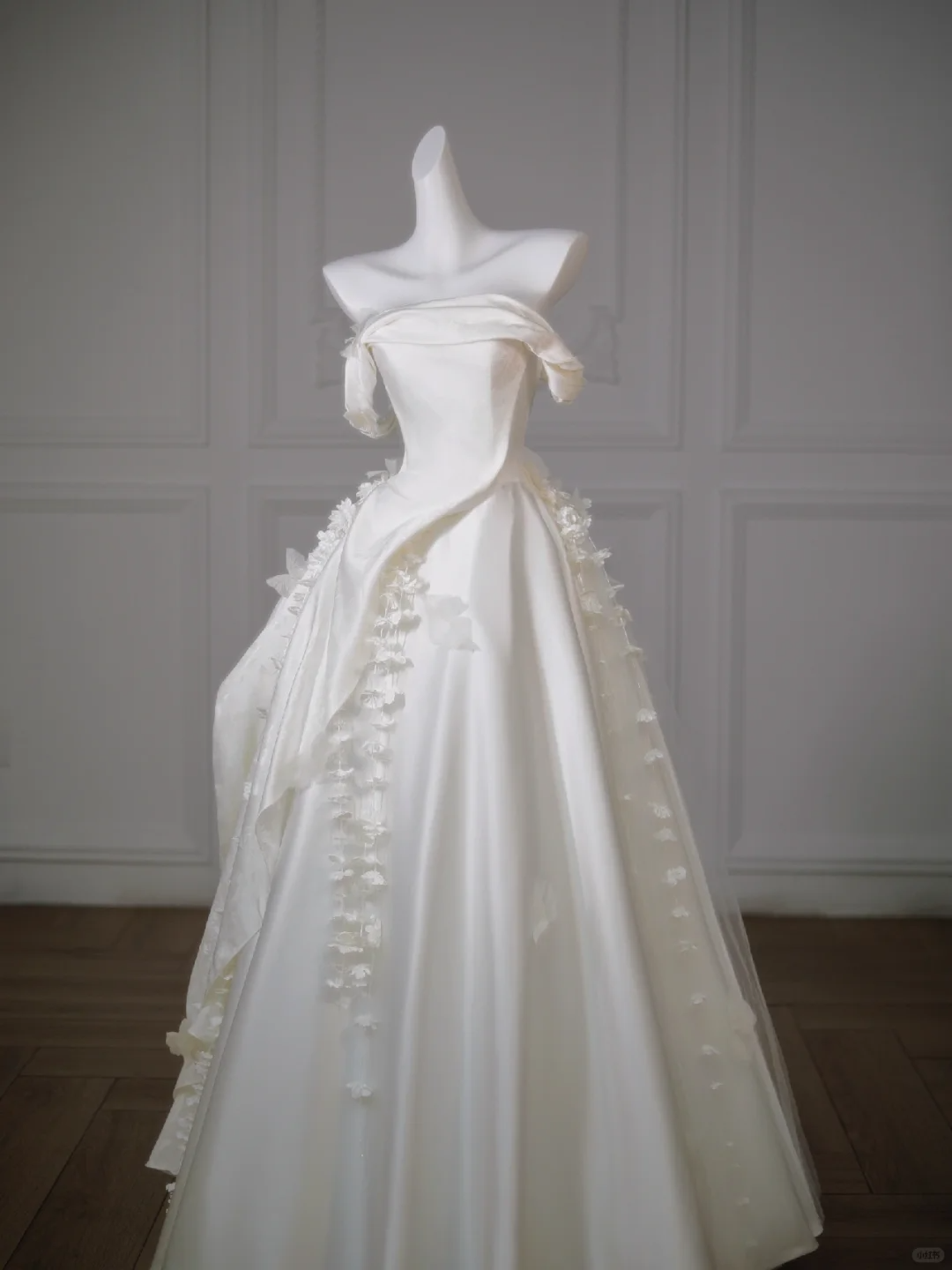 Pretty Wedding Dress Ball Gown Off The Shoulder Ivory Satin Long Wedding Dresses Bridal Gowns WD009