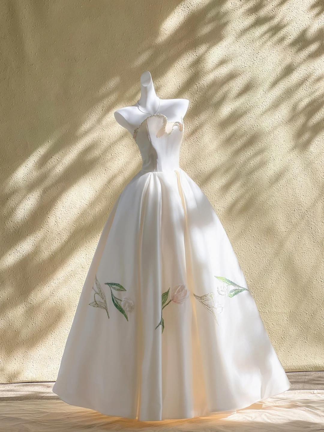 Pretty Wedding Dress Ball Gown Strapless Satin Beads White Long Wedding Dresses Bridal Gowns WD012