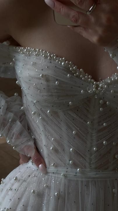 Romantic Bridal Gown Ball Gown Off The Shoulder White Tulle Pearls Floor Length Long Sleeves Wedding Dresses Minimalist Bridal Gowns WD050