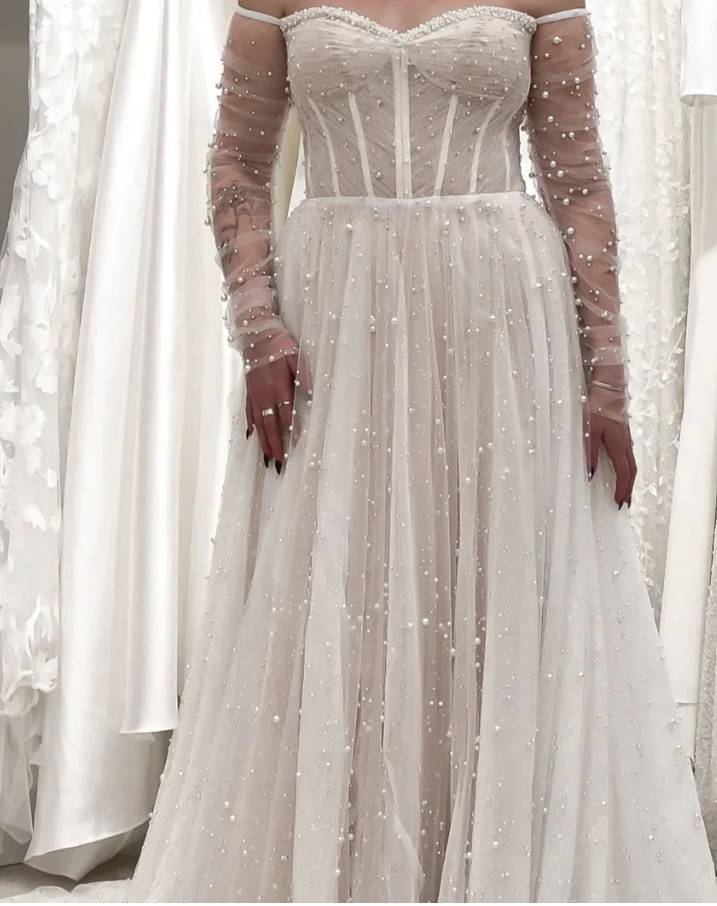 Romantic Bridal Gown Ball Gown Off The Shoulder White Tulle Pearls Floor Length Long Sleeves Wedding Dresses Minimalist Bridal Gowns WD050