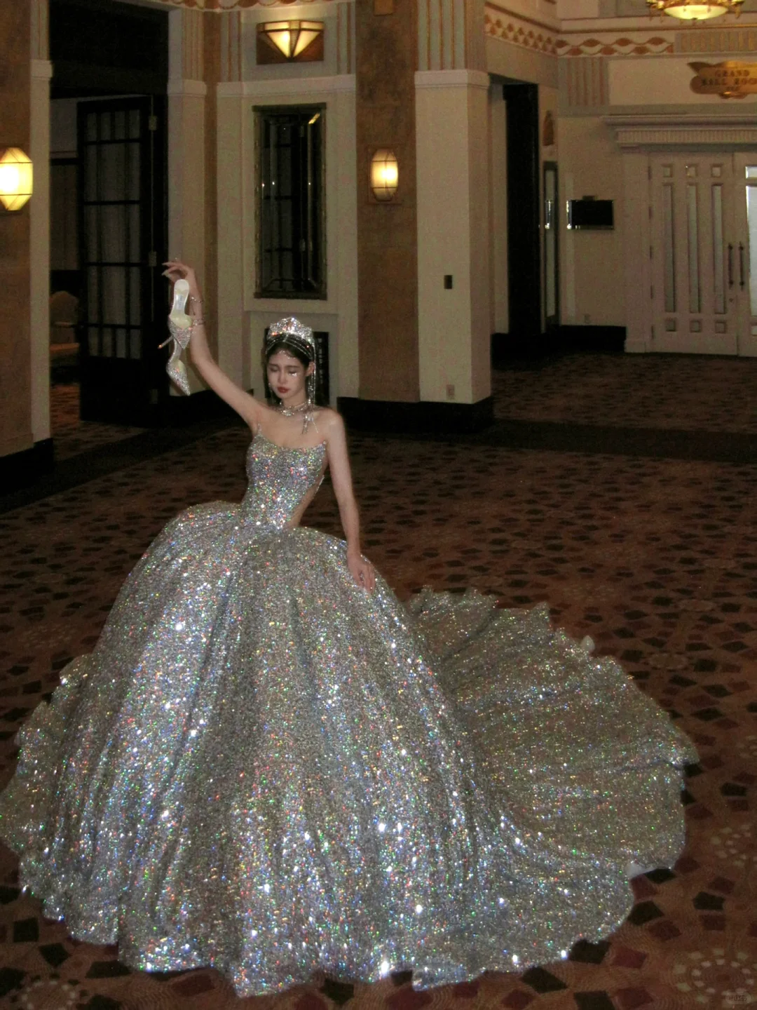 Pretty Wedding Dress Ball Gown Strapless Silver Sequin Long Luxury Wedding Dresses Bridal Gowns Brides Gown WD098