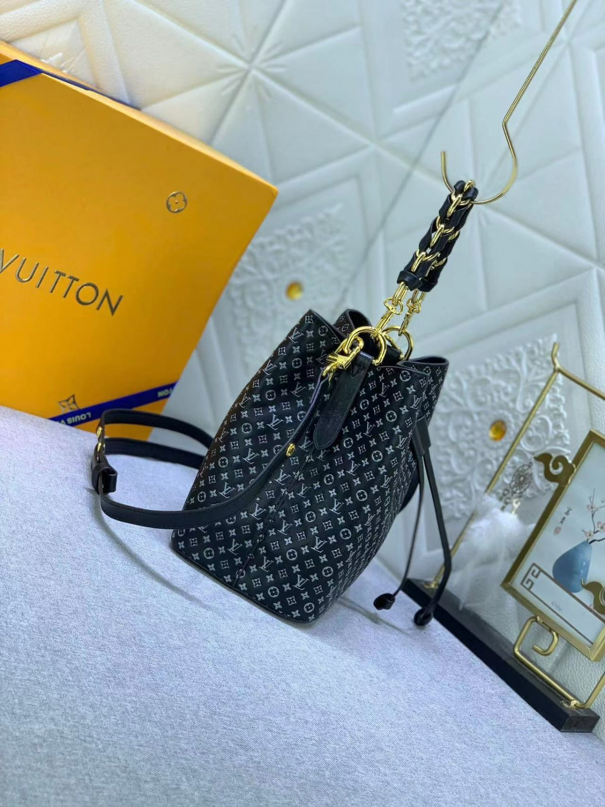 Louis Vuitton NEONOE