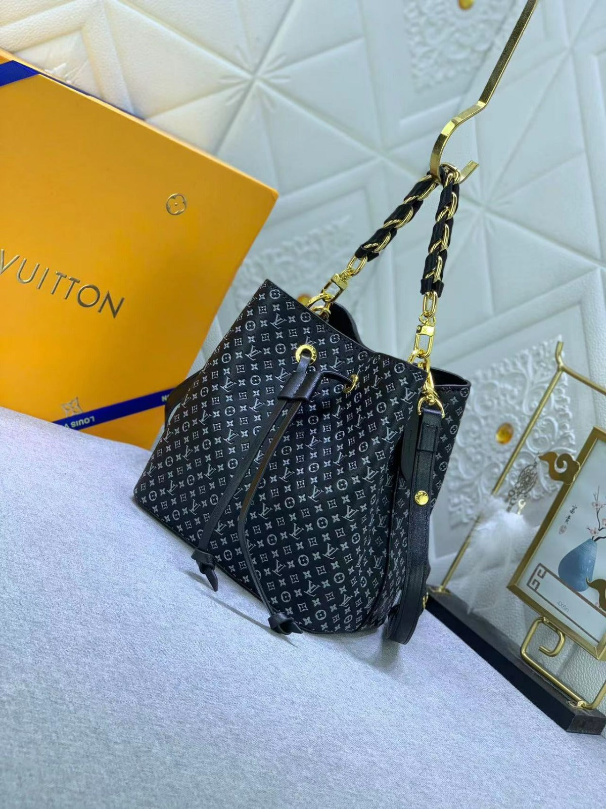Louis Vuitton NEONOE