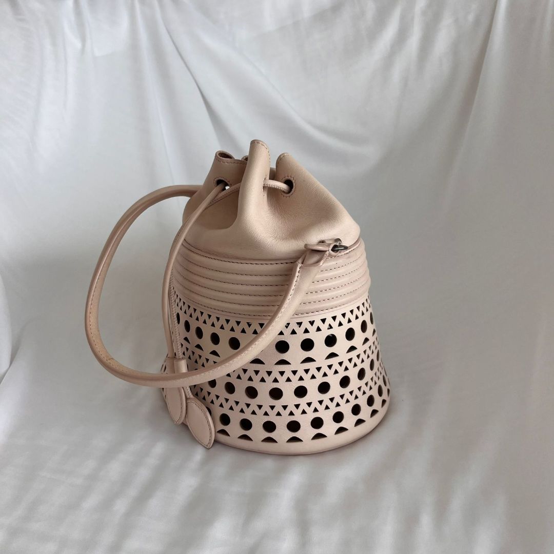 Alaia Laser-cut Corset Bucket Top-handle Bag In Galet