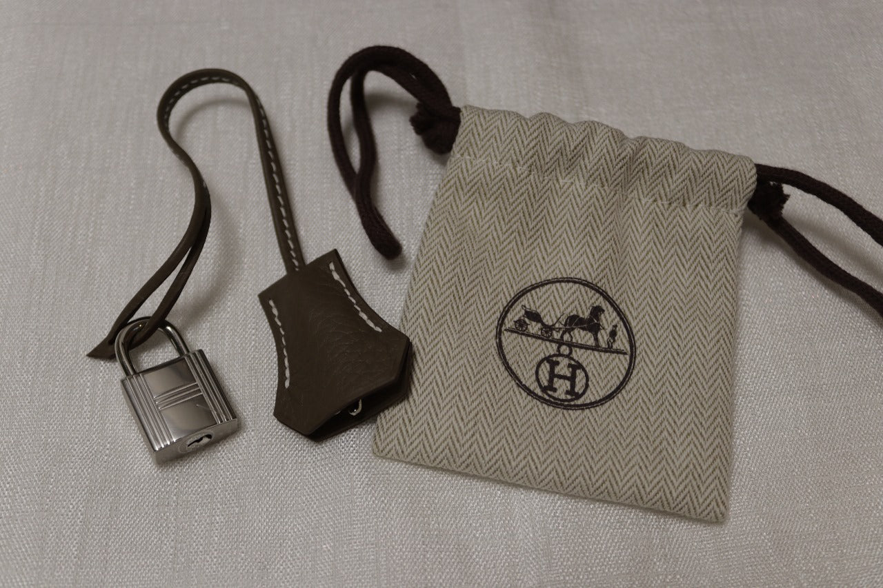 Hermès Kelly 28 Togo PHW Bag