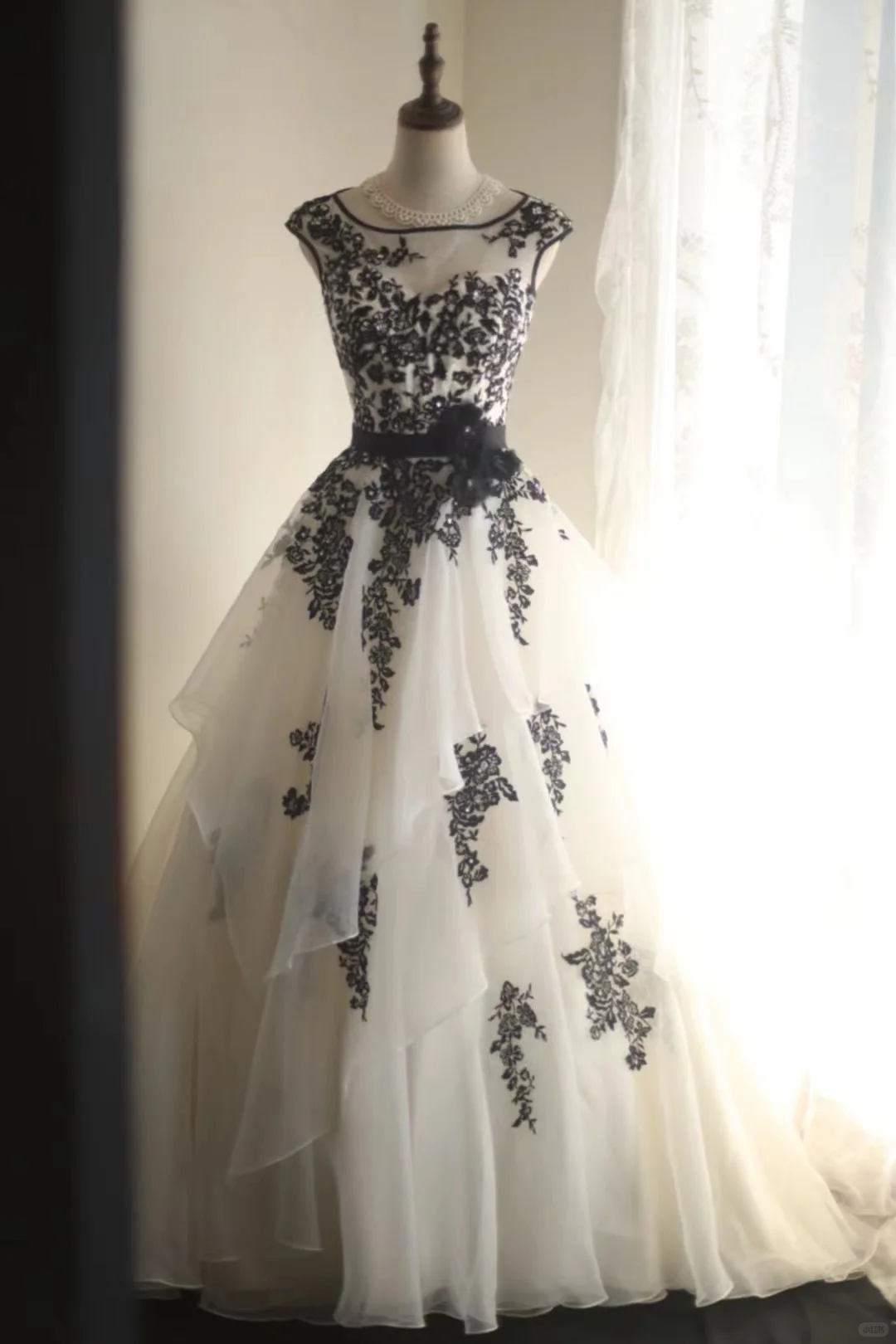 Vintage Black White Tulle Appliques Formal Wedding Dress Long Party Dress  S536