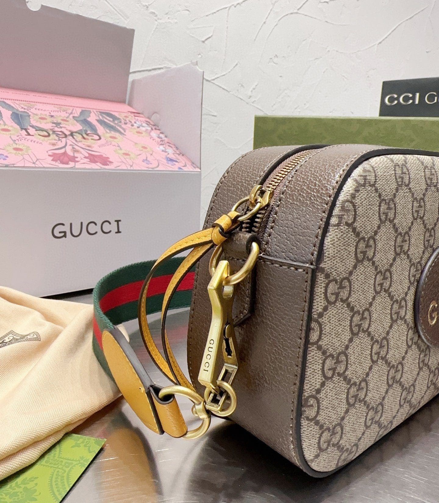 GUCCI NEO VINTAGE GG SUPREME MESSENGER BAG