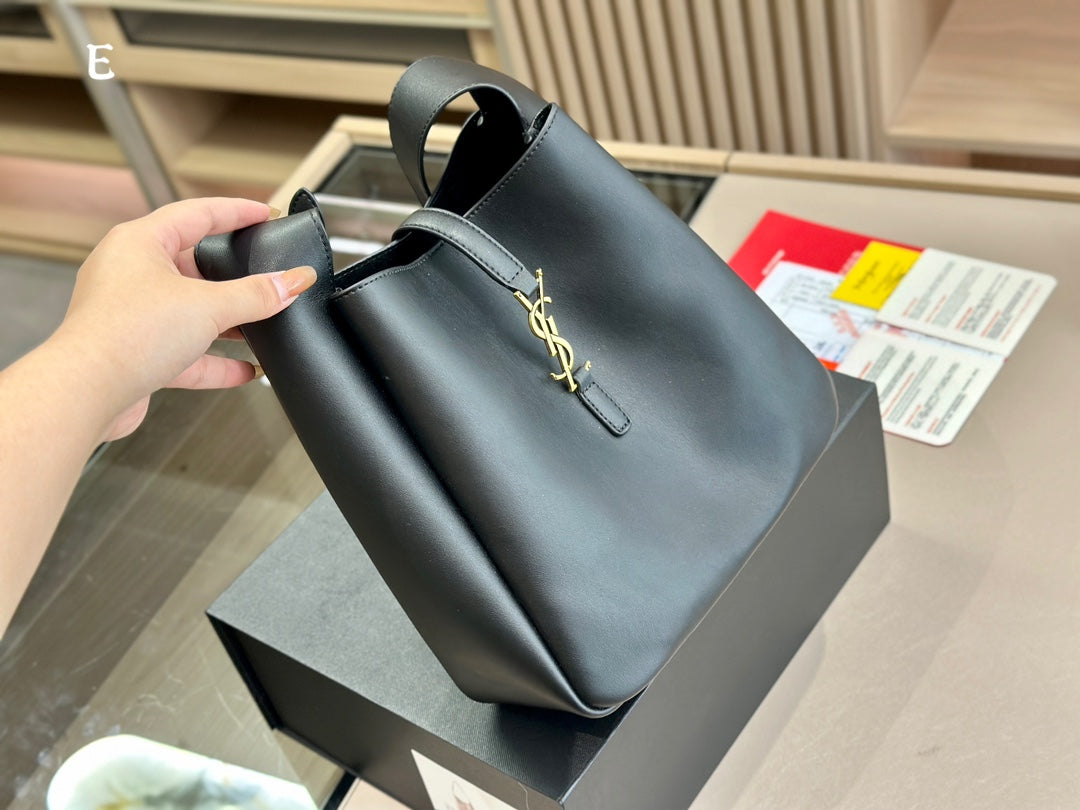 Saint Laurent Le 5 A 7 Supple Hobo Bag