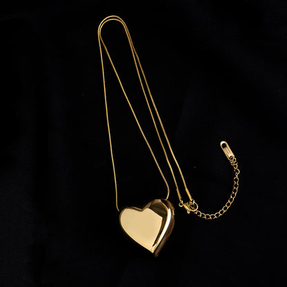 Fashion three-dimensional love clavicle chain