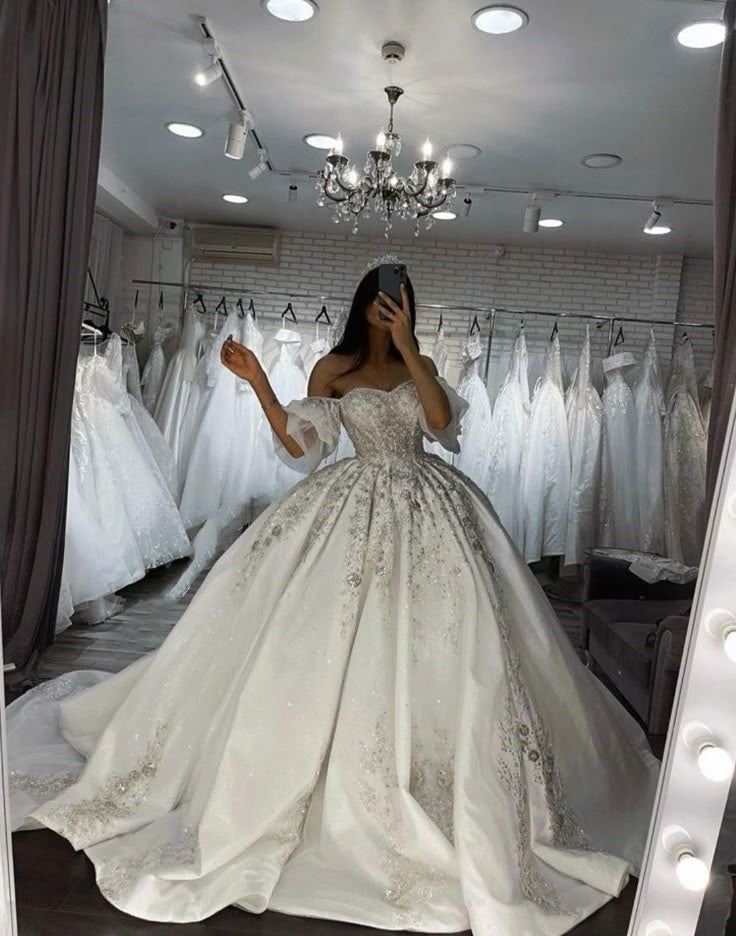 Unique Bridal Gown Ball Gown Off The Shoulder White Short Sleeves Lace Wedding Dresses Vintage Bridal Gowns DH1214