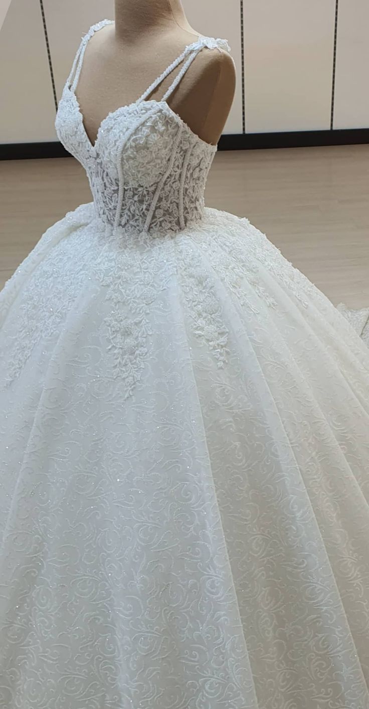 Classic Wedding Dress Ball Gown Spaghetti Straps White Lace Wedding Dresses Dreamy Bridal Gowns DH1227