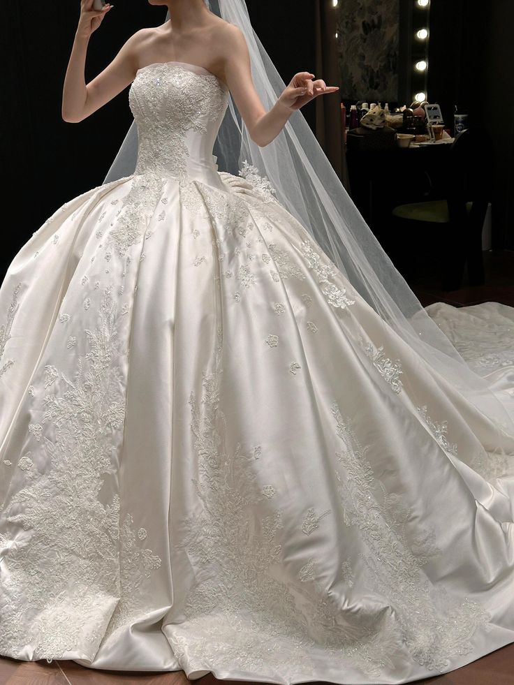 Beautiful Ball Gown Strapless Sleeveless White Satin Lace Appliques Wedding Dress Modest Wedding Dresses Princess Wedding Gowns DH1478