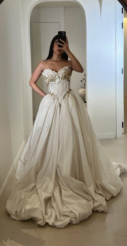Beautiful Ball Gown Sweetheart Sleeveless White Satin Pleated Gold Beads Wedding Dress Modest Wedding Dresses Princess Wedding Gowns DH1481
