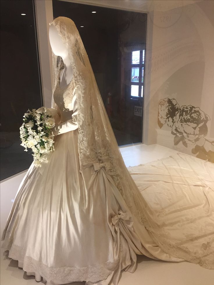 Retro Wedding Dresses Ball Gown V Neck Satin Ivory Long Wedding Dresses Simple Bride Dress Bridal Gowns DH1484