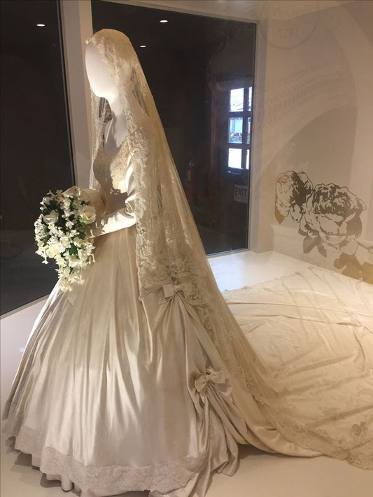 Retro Wedding Dresses Ball Gown V Neck Satin Ivory Long Wedding Dresses Simple Bride Dress Bridal Gowns DH1484