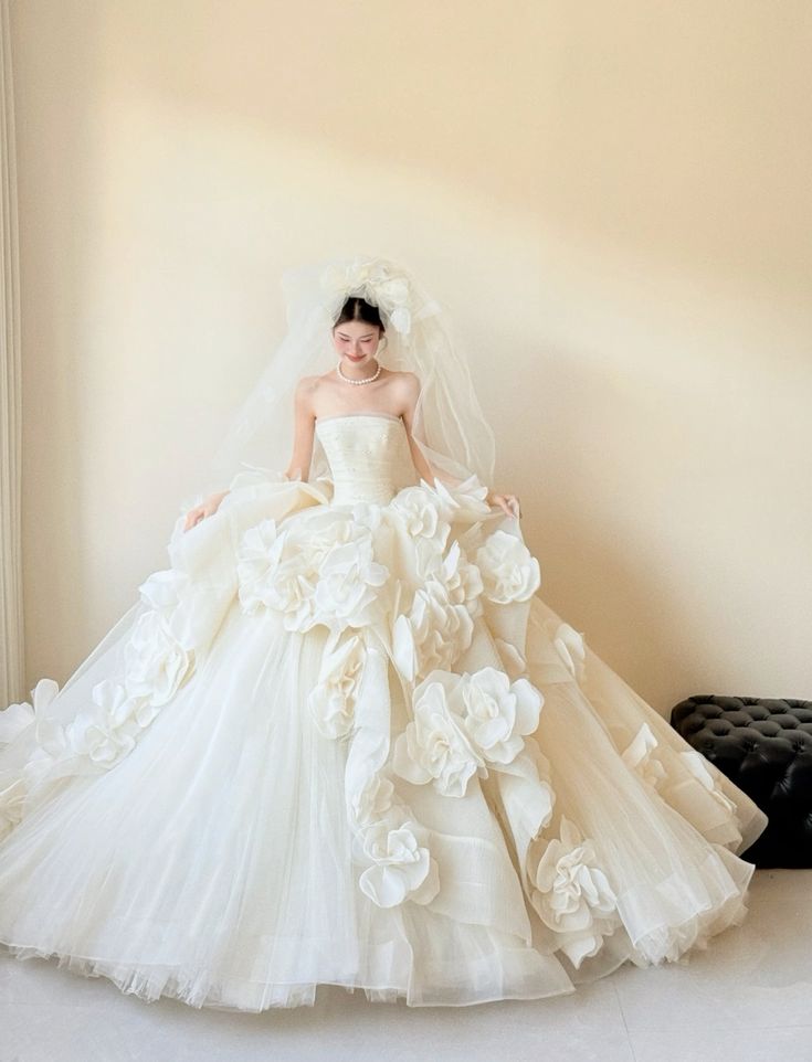 Princess Bridal Dress Ball Gown Strapless Tulle Satin Wedding Dress With Flowers White Wedding Dresses Modest Wedding Gowns DH1501