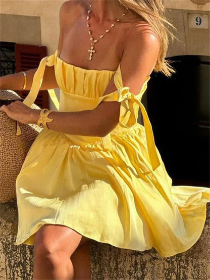Sexy A Line Spaghetti Straps Yellow Satin Grad Dress Inspo Short Mini Formal 8th Grade Homecoming Dresses High School Hoco Court Dress Graduation Dress Cocktail Dress Birthday Outfits DH1859