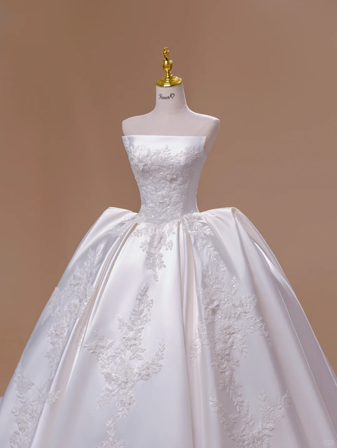 Fairy Tale Wedding Dress Princesses Ball Gowns Strapless Sleeveless White Satin Lace Wedding Dresses Bridal Gowns DH2804