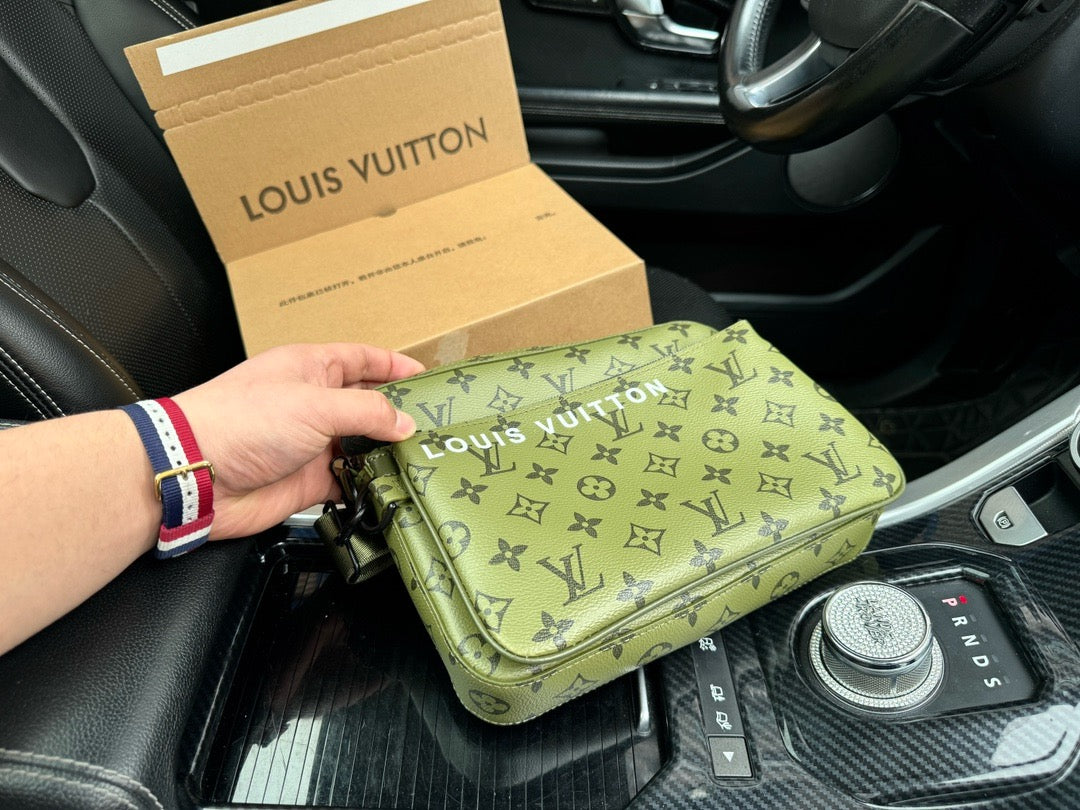 Louis Vuitton Trio Messenger M23783