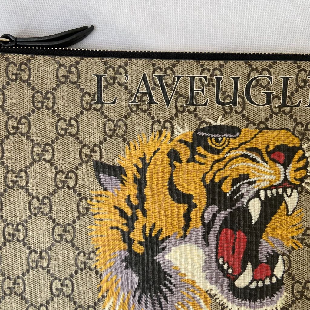 Gucci Canvas Beige GG Supreme 'l' Aveugle Par Amour' Tiger Pouch in Natural