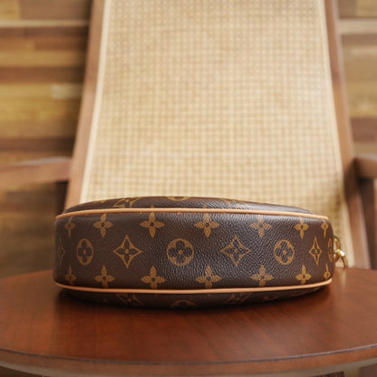 L V Loop Moon Bag M8109