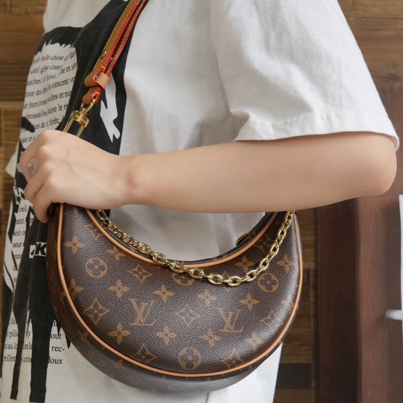 L V Loop Moon Bag M8109