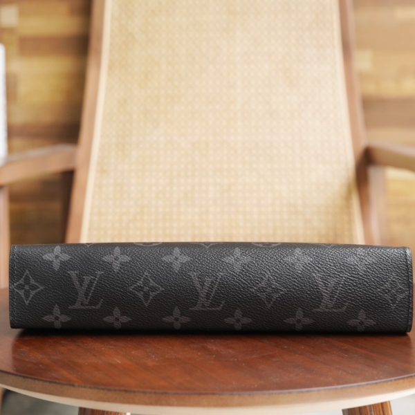 L V Pochette Voyage M61692