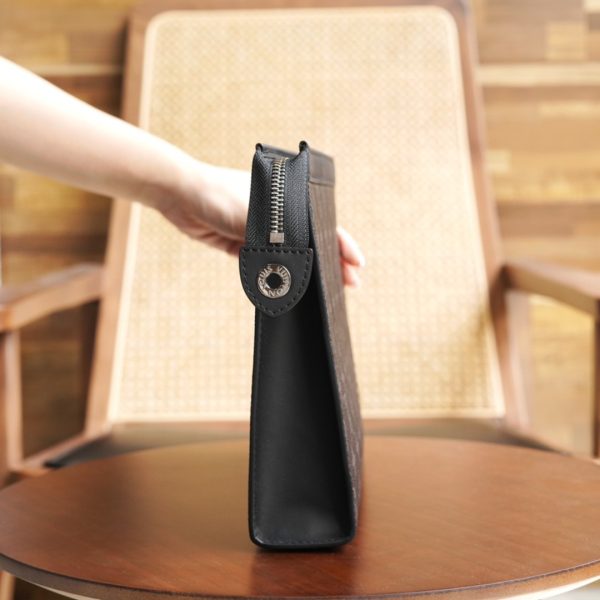 L V Pochette Voyage M61692