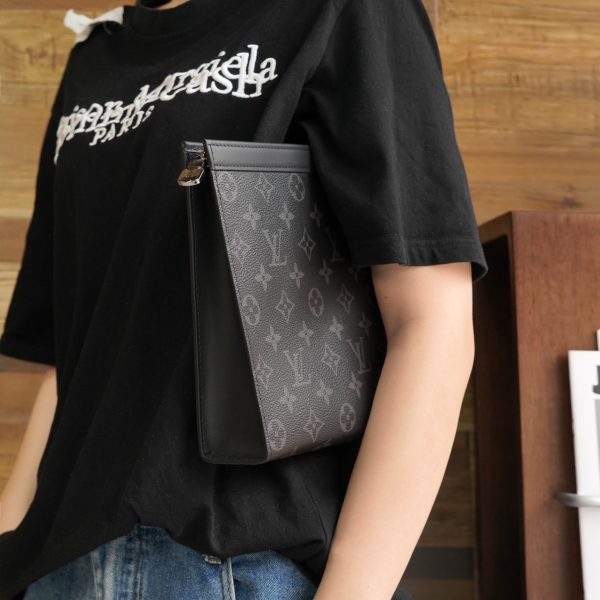 L V Pochette Voyage M61692