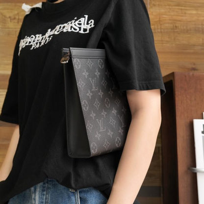 L V Pochette Voyage M61692