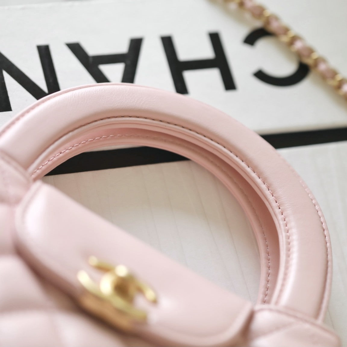 C hanel 24P 𝗞𝗲𝗹𝗹𝘆 Chain clutch bag(Pink)
