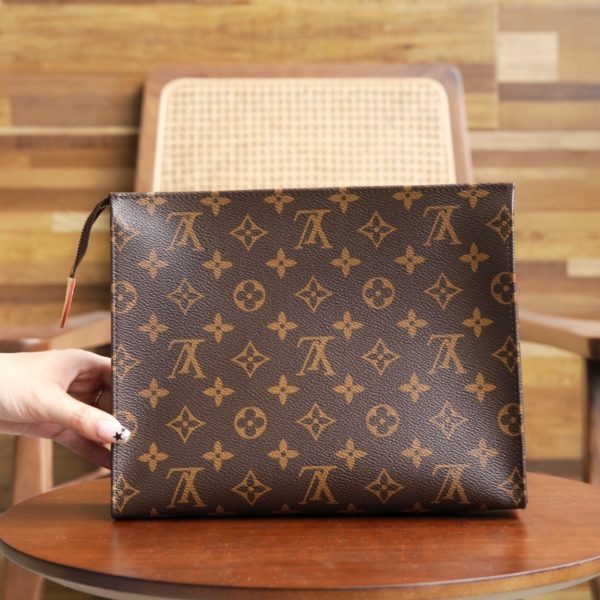 L V Toiletry pouch M47542