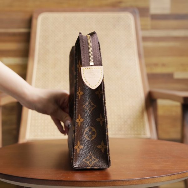 L V Toiletry pouch M47542