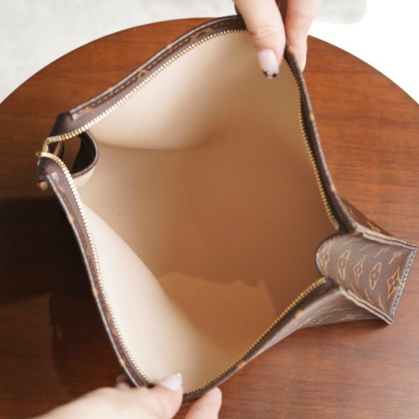 L V Toiletry pouch M47542