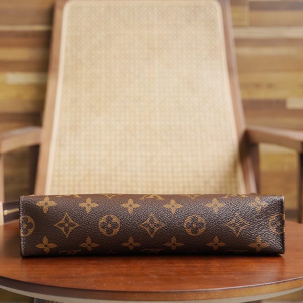 L V Toiletry pouch M47542