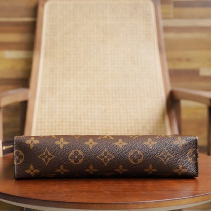 L V Toiletry pouch M47542