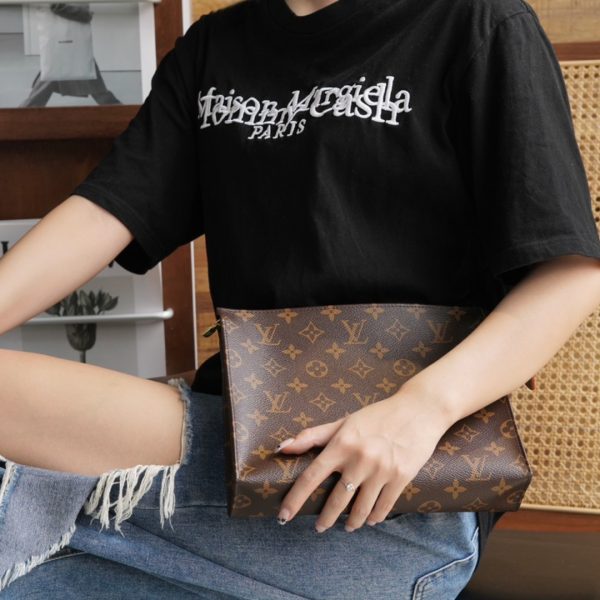 L V Toiletry pouch M47542