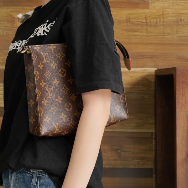 L V Toiletry pouch M47542