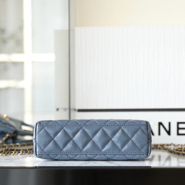 C hanel 24P 𝗞𝗲𝗹𝗹𝘆 Chain clutch bag(Blue)