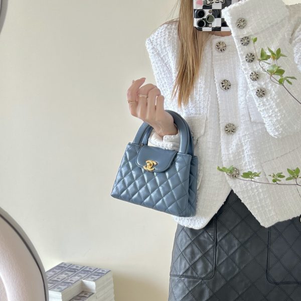C hanel 24P 𝗞𝗲𝗹𝗹𝘆 Chain clutch bag(Blue)