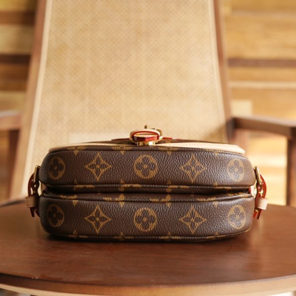 L V 𝐒𝐚𝐮𝐦𝐮𝐫 𝐁𝐁 M46740