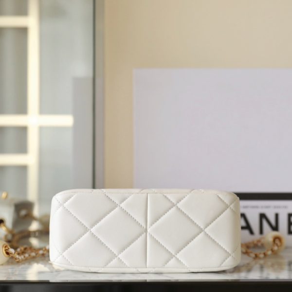 C hanel 24s 𝗁𝗈𝖻𝗈 crossbody bag (White)