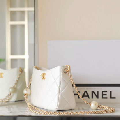 C hanel 24s 𝗁𝗈𝖻𝗈 crossbody bag (White)