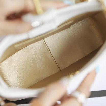 C hanel 24s 𝗁𝗈𝖻𝗈 crossbody bag (White)