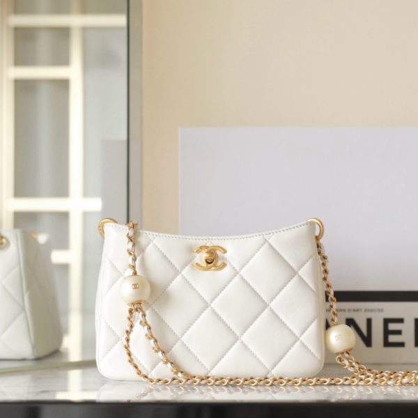 C hanel 24s 𝗁𝗈𝖻𝗈 crossbody bag (White)