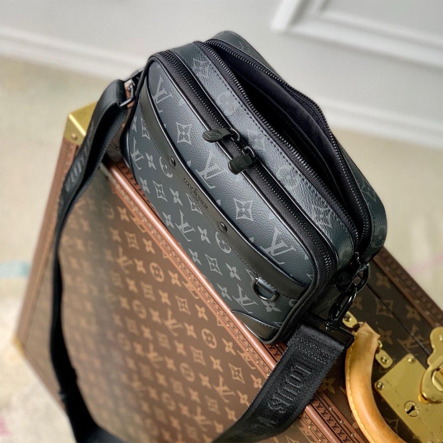 Louis Vuitton M46955 Alpha Messenger