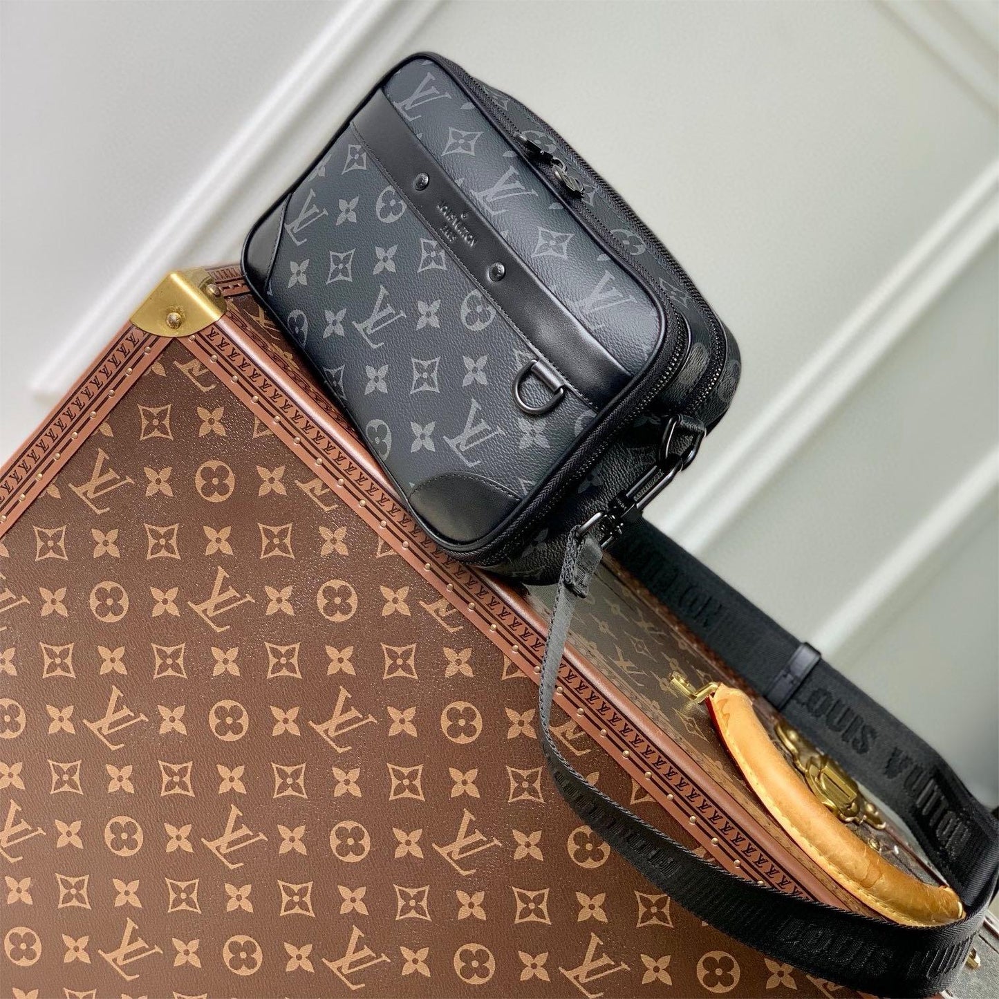 Louis Vuitton M46955 Alpha Messenger