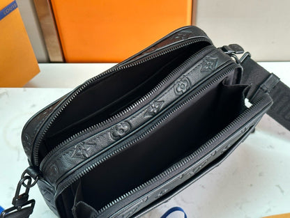 Louis Vuitton Alpha Wearable Wallet M82544