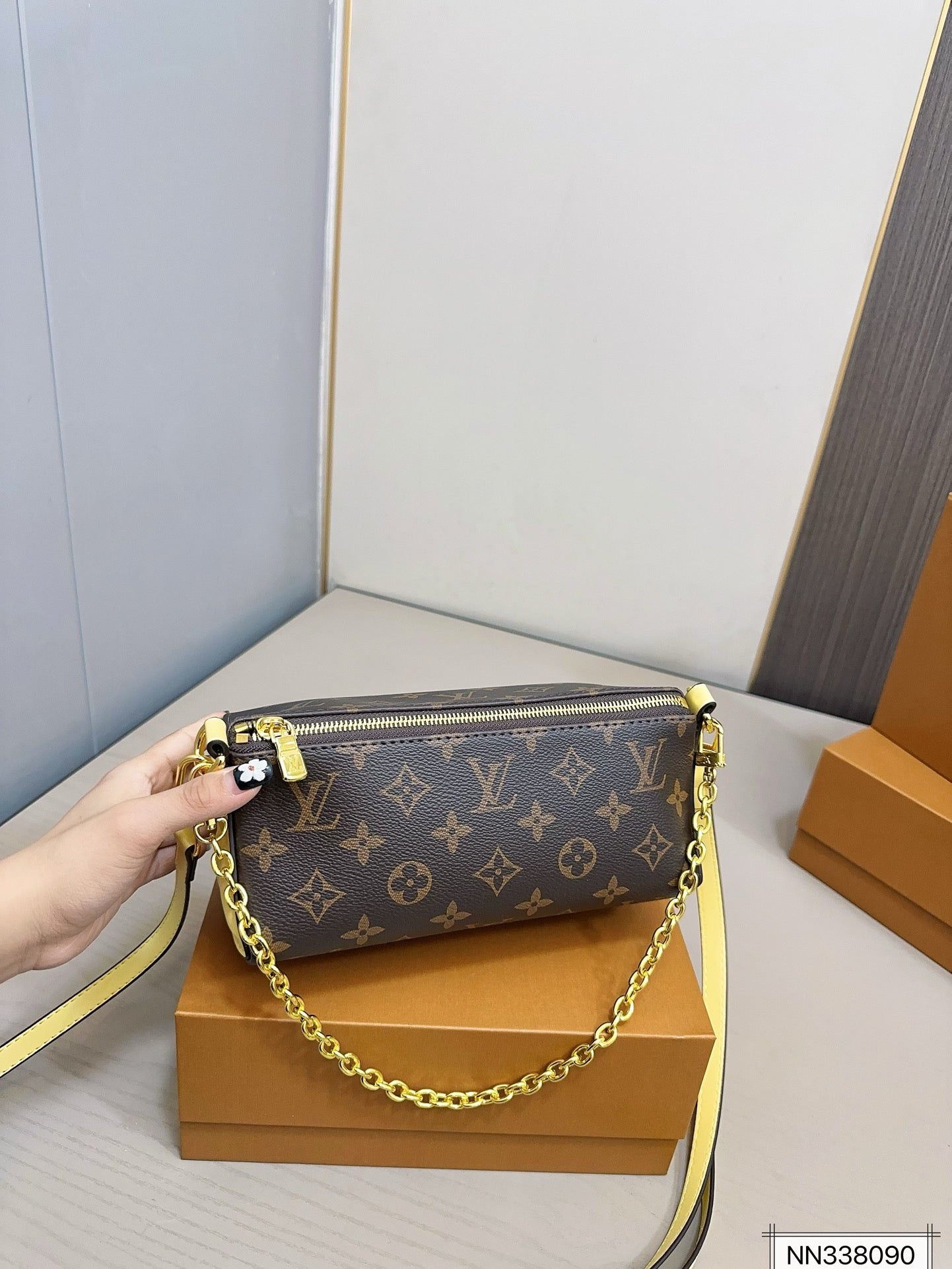 Louis Vuitton M11672 Bloom Pouch